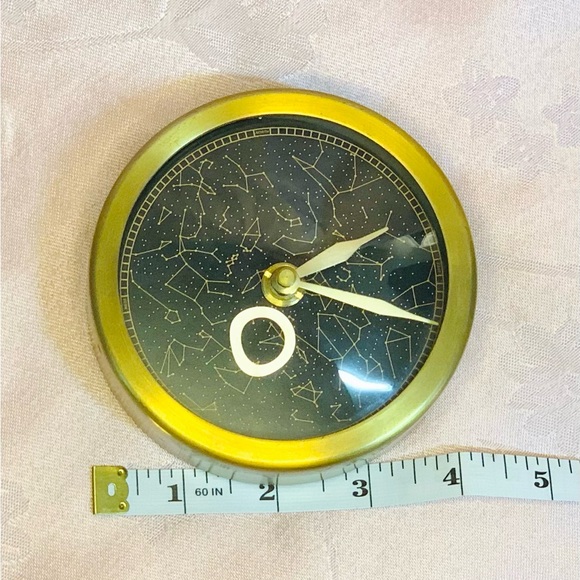 Modern Gold and Black Wall Clock with Minimalist Design - Picture 7 of 8